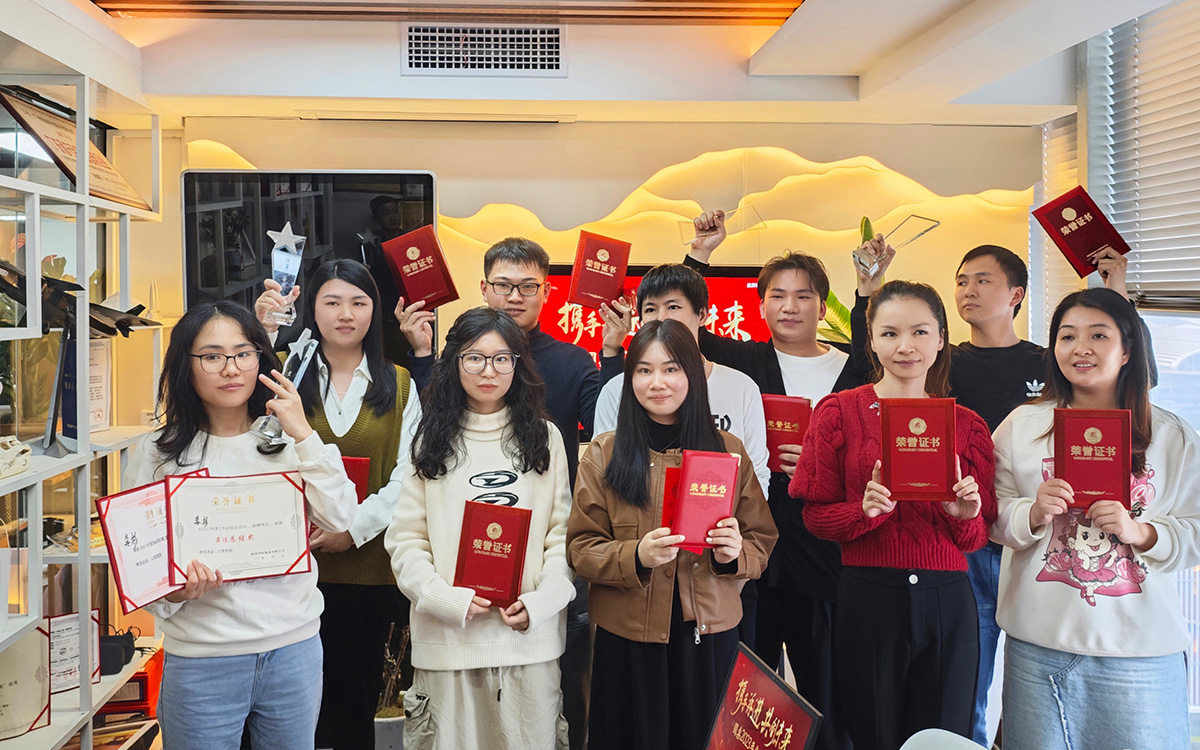 香蕉视频WWW在线观看国际展览获奖核心员工合照