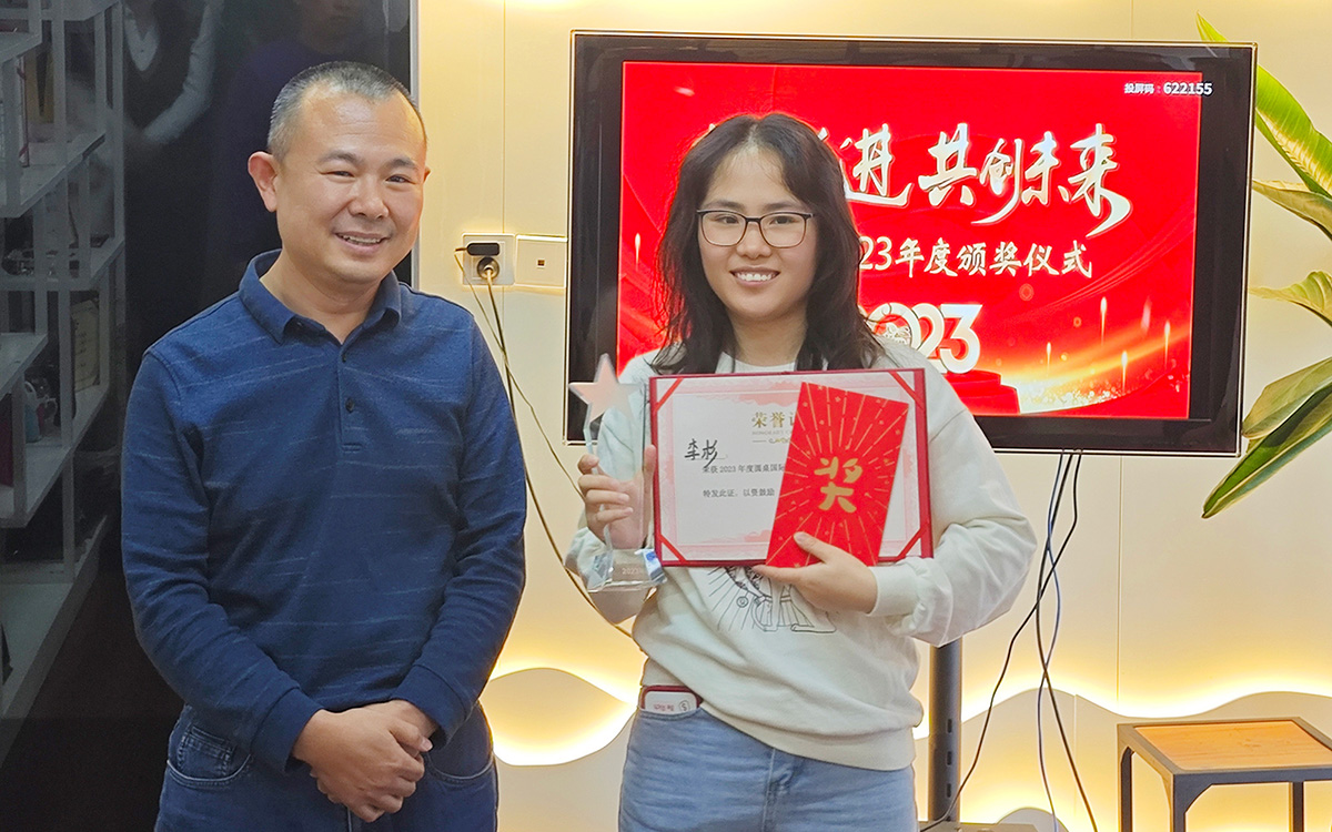 香蕉视频WWW在线观看国际展览有限公司老板为李杉女士颁发奖励