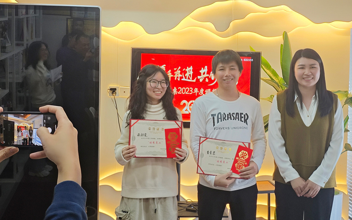 香蕉视频WWW在线观看国际展览有限公司领导为蒋栩雯、曹景恩颁发奖励