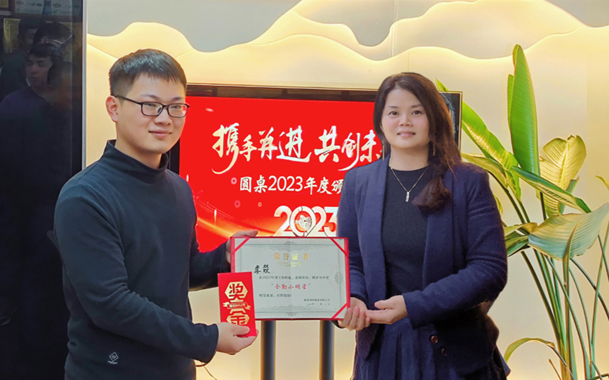 香蕉视频WWW在线观看国际展览有限公司老板娘为李燚先生颁发奖励