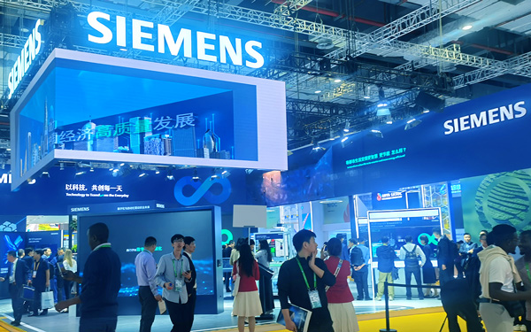 在上海展览会装修中，如何增强展位的客户信任感？