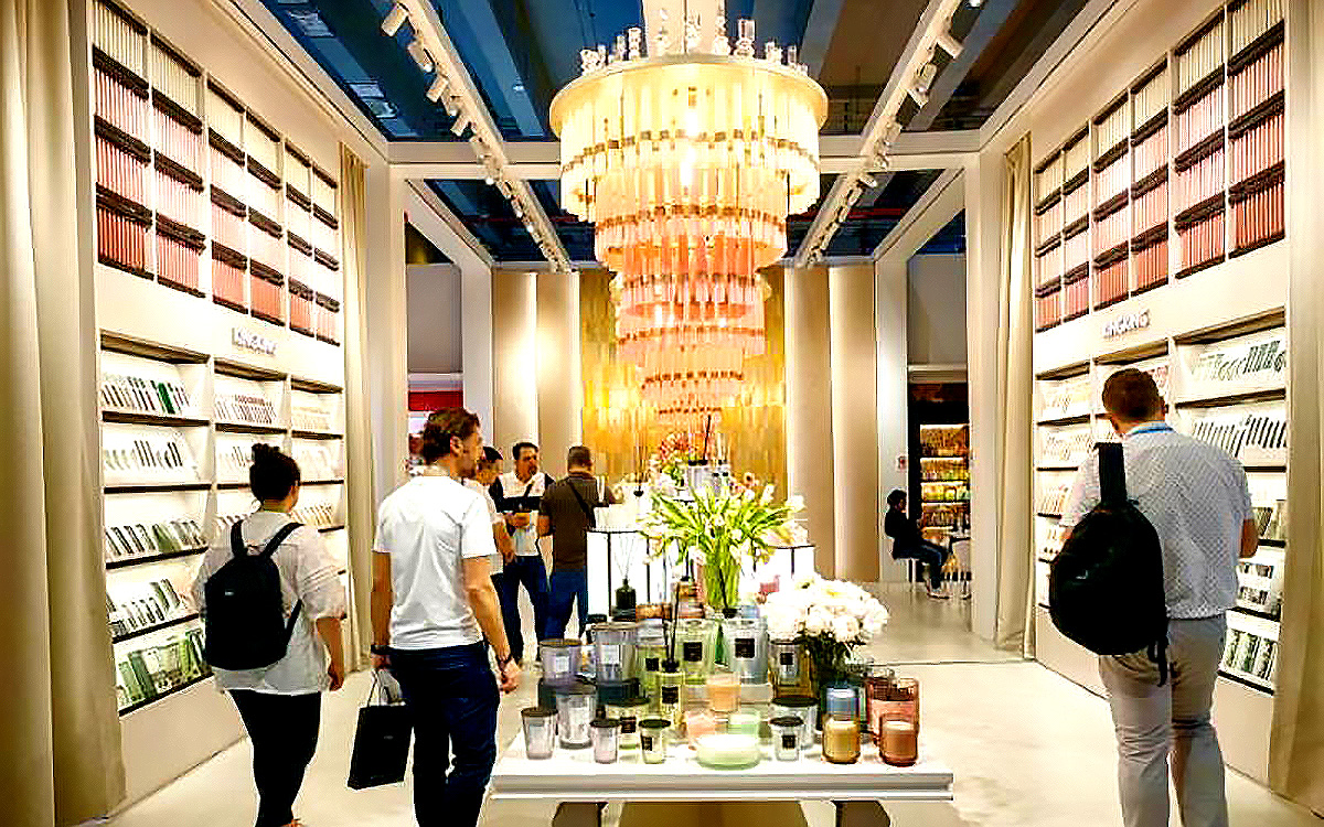 在展会展台搭建设计中，如何根据人流图优化展位？