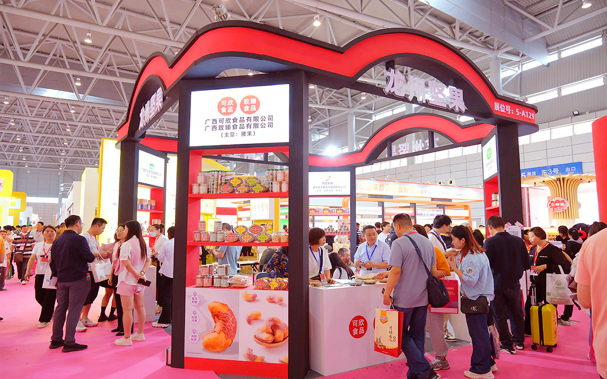 在展会设计中，确保展架摆放不阻碍观众视线