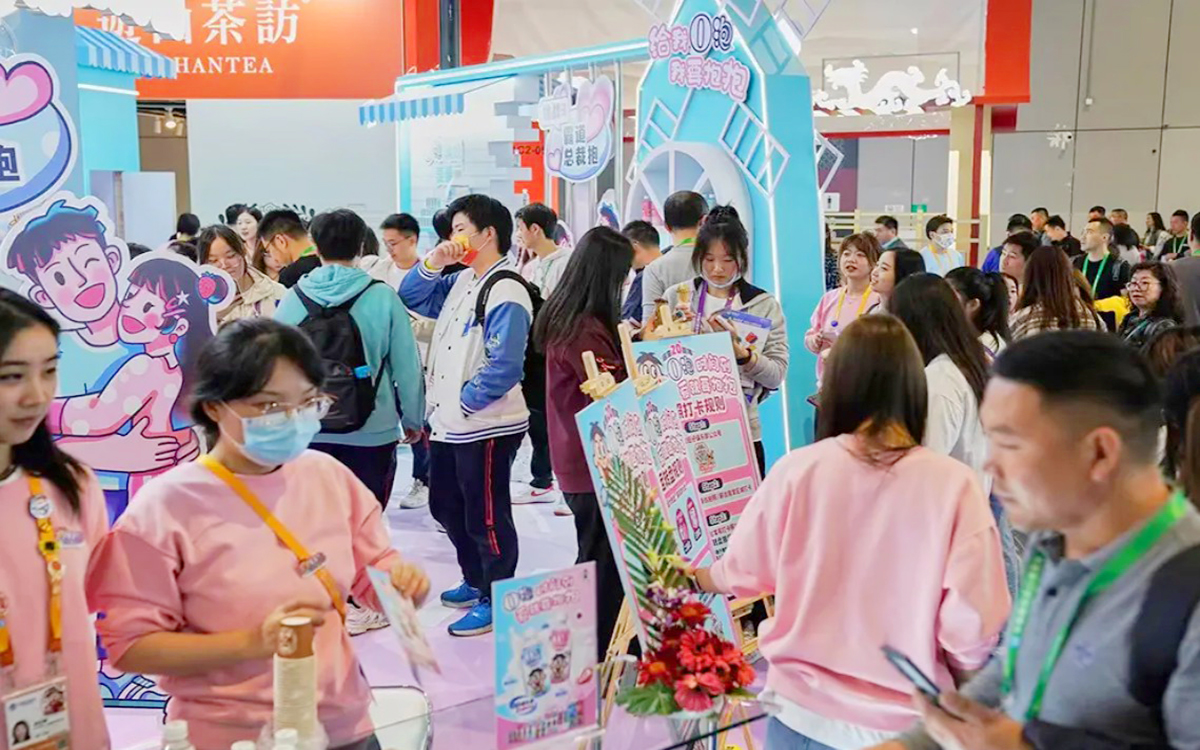 利用色彩搭配提升上海展台的情感共鸣：马卡龙色系触发青春共鸣