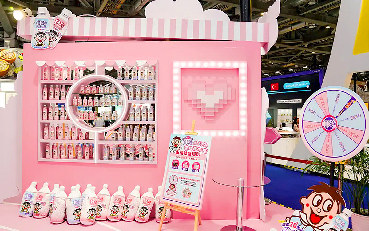 旺旺O泡的上海进博会展台用色彩区分功能区